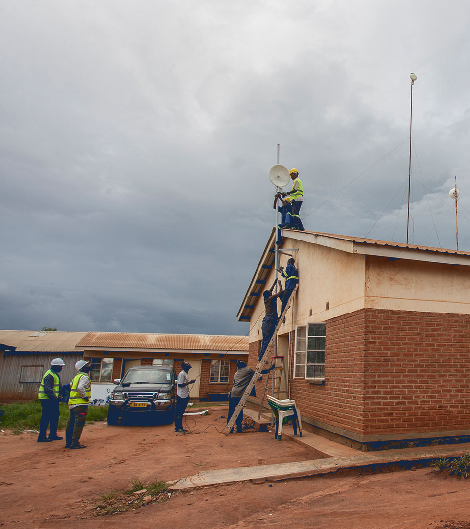 Microsoft partner C3 LTD’s technicians install the tower for Microsoft Connectivity for Refugees project at Dzaleka Refugee Camp UNHCR office, in Dowa District, central region of Malawi. © UNHCR/Amos Gumulira
